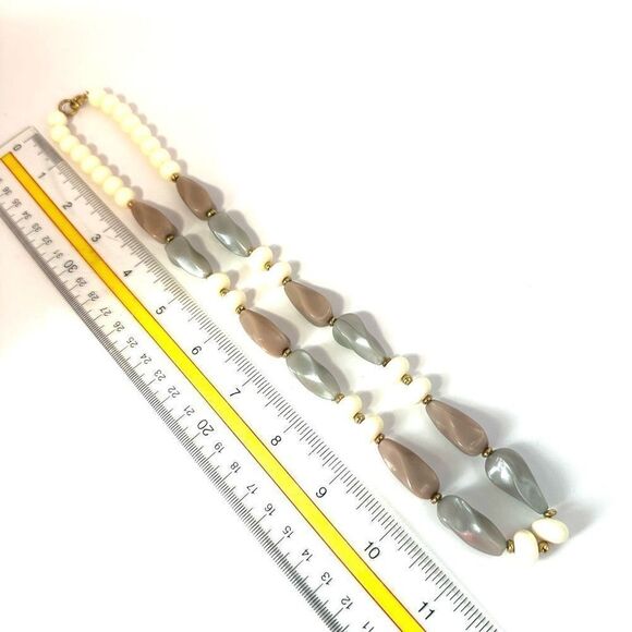 Vintage cream and grey beaded necklace - Picture 7 of 7